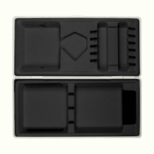 Caja de ABS con impresión personalizada Die Abbildung zeigt eine geöffnete graue Box mit passgenauen Fächern aus schwarzem Schaumstoff. Die Box liegt auf einem hellgelben Hintergrund.