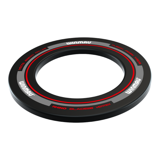 Dieses Bild zeigt das Winmau Advance Dartboard Surround in Schwarz-Rot. Der runde Schutzring hat ein modernes Design mit roten und grauen Akzenten sowie dem Winmau-Logo.