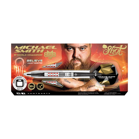 Shoto Michael Smith Believe dardos blandos Auf dem Bild ist eine Verpackung für Softdarts mit dem Namen "Michael Smith Believe" zu sehen. Im Hintergrund ist ein Porträt eines Mannes mit Bart abgebildet.