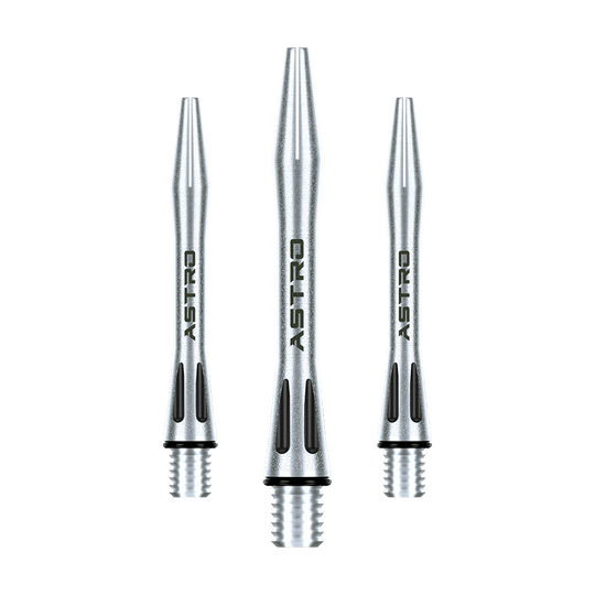 7012-101_Winmau_Astro_Aluminium_Shafts_Schwarz_35mm_1 Das Bild zeigt drei silberne Winmau Astro Aluminium Shafts mit schwarzem Akzent. Auf jedem Shaft steht das Wort "ASTRO" geschrieben.