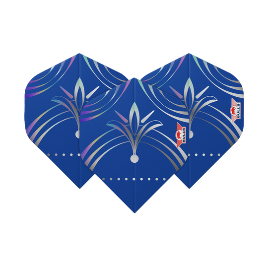 Bulls NL Serie 100 Silvian No2 Vuelos Estándar Das Bild zeigt drei blaue Dart-Flights mit einem silbernen und lilafarbenen Muster. Auf jedem Flight ist das Logo von Bulls zu sehen.