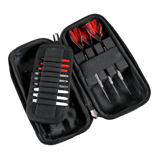 Cartera para dardos Winmau Armor G1 Das Bild zeigt ein offenes Dart-Etui mit drei zusammengebauten Darts und mehreren Ersatzteilen. Die Darts haben rote und schwarze Flights und das Etui ist schwarz.