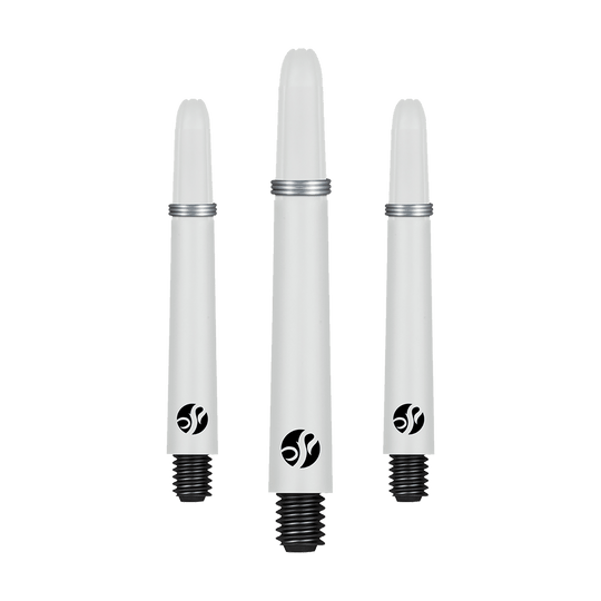 Flechas de carbono Shot Koi - Blancas Auf dem Bild sind drei weiße Dartschäfte mit schwarzem Gewinde zu sehen. Sie haben ein silbernes Ringdetail und ein schwarzes Logo auf jedem Schaft.