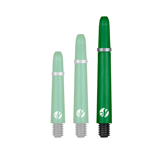 Auf dem Bild sind drei grüne Dartschäfte in unterschiedlichen Längen zu sehen. Sie haben schwarze Gewinde und silberne Ringe.
