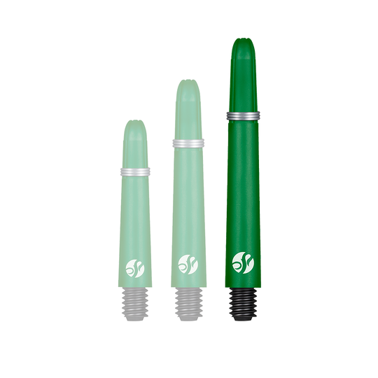 Flechas de carbono Shot Koi - Verde Auf dem Bild sind drei grüne Dartschäfte in unterschiedlichen Längen zu sehen. Sie haben schwarze Gewinde und silberne Ringe.