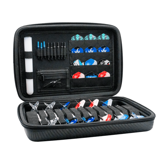 Estuche para dardos Bulls Orbis XXL - gris carbón Das Bild zeigt das Bulls Orbis XXL Dartcase in Carbongrey, geöffnet mit verschiedenen Darts und Zubehör ordentlich einsortiert. Das Etui bietet viel Platz für Darts, Flights und weiteres Zubehör.