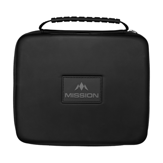 Cartera Mission Luxor Dart Das Bild zeigt ein schwarzes Dart-Wallet, geöffnet, mit Fächern für Zubehör. Dieses Modell ist als Mission Luxor bekannt.