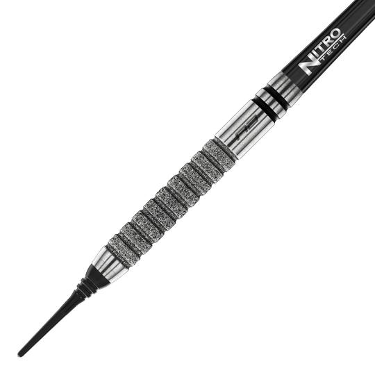Das Bild zeigt einen Red Dragon Gian Van Veen Tour Edition Softdart mit einem Gewicht von 20g. Der Dartpfeil hat eine silberne, stark gerillte Griffzone und einen schwarzen Schaft mit der Aufschrift "Nitro Tech".