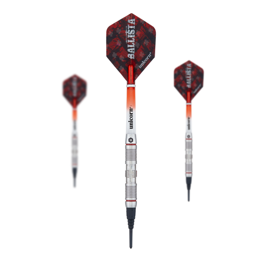 Dardos suaves Unicorn Ballista Style 2 Das Bild zeigt drei Softdarts des Produkts 'Unicorn Ballista Style 2'. Die Darts haben silberne Schäfte und rote Flights mit dem Aufdruck "Ballista".