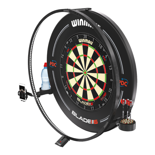 Juego de accesorios de plasma Winmau Das Bild zeigt das Winmau Plasma Zubehör Set rund um eine Dartscheibe. Es enthält eine LED-Beleuchtung, Halterungen für ein Handy, eine Trinkflasche und Dartpfeile.