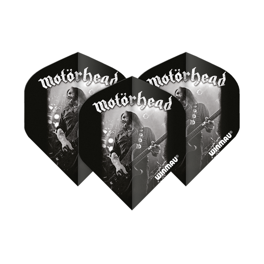 6905-209_Winmau_Rockstar_Legends_Mot-rhead_Lemmy_Standard_Flights_1cdYamf5Ktf7Ua Auf dem Bild sind drei Dartflights mit dem Motiv „Motörhead Lemmy“ zu sehen. Die Flights sind schwarz-weiß gestaltet und tragen die Aufschrift „Motörhead“ sowie das Winmau-Logo.