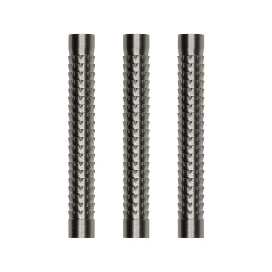 MC17_McDart_Giga_Grip_2_Barrels_1HUrlpZ0kZ1Kvl Das Bild zeigt drei Metall-Barrels mit einer geriffelten Oberfläche, die zum McDart Giga Grip 2 Barrel gehören. Sie sind nebeneinander auf einem neutralen Hintergrund angeordnet.