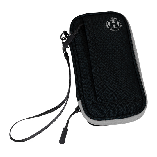 Cartera inteligente Harrows Dartcase Dies ist ein schwarzes Dart-Etui mit einem Reißverschluss und einer Handschlaufe. Auf der Vorderseite befindet sich ein rundes Logo mit der Aufschrift „Harrows Approved Quality Product“.