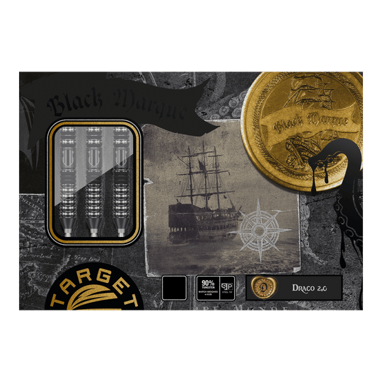 Dardos de acero Target Japan Black Marque Draco GEN2 Das Bild zeigt die Verpackung der "Target Japan Black Marque Draco GEN2 Steeldarts". Auf der Verpackung sind die Darts, ein altes Segelschiff und ein goldener Münzmotiv zu sehen.