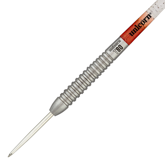 Dardos de acero Unicorn Core XL Striker Style 5 Das Bild zeigt einen Unicorn Core XL Striker Style 5 Steeldart. Der Dartpfeil hat einen silbernen, geriffelten Griff und eine spitze Metallspitze.