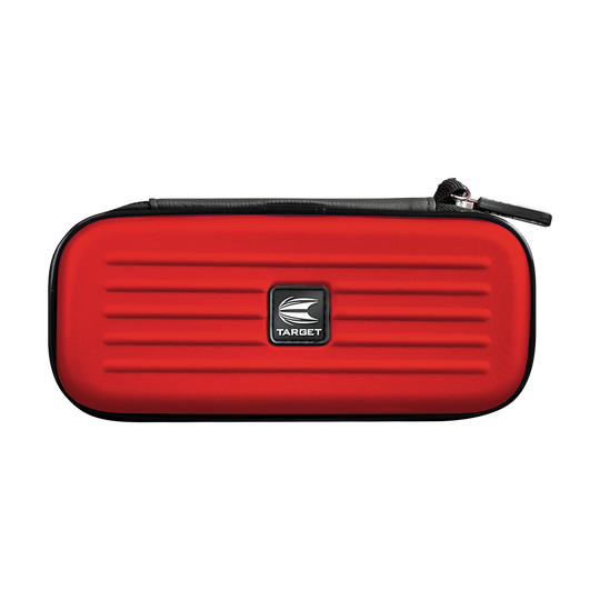 125821_Target_Takoma_Dartwallet_Rot_1 Das Bild zeigt das Produkt "Target Takoma Dartwallet". Es ist ein rotes, rechteckiges Etui mit einem schwarzen Reißverschluss und einem Target-Logo in der Mitte.