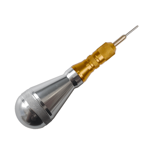 620_Dartdoc_Spitzenentferner_2_Silber Das Bild zeigt den Dartdoc Spitzenentferner, ein Werkzeug zum Entfernen abgebrochener Dartspitzen. Er besteht aus Metallteilen in Silber und Gold.