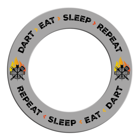 Es ist ein Dartboard-Surround in Grau mit dem Text 'Dart Eat Sleep Repeat'. Das Bild zeigt das Produkt aus einer bestimmten Perspektive.