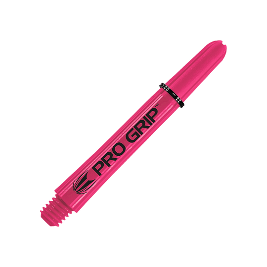 110856_Target_Pro_Grip_Shafts_Pink_41mm_2 Das Bild zeigt einen pinken Pro Grip Dartshaft mit schwarzer Aufschrift. Der Hintergrund ist ebenfalls pink mit diagonalen Linien.