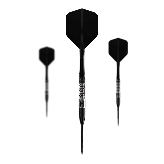 Dardos de acero Caliburn Player MAK Das Bild zeigt drei Steeldarts des Produkts „Caliburn Player MAK Steeldarts - 23,5g“. Die Darts sind schwarz und haben ein geriffeltes Griffstück für besseren Halt.