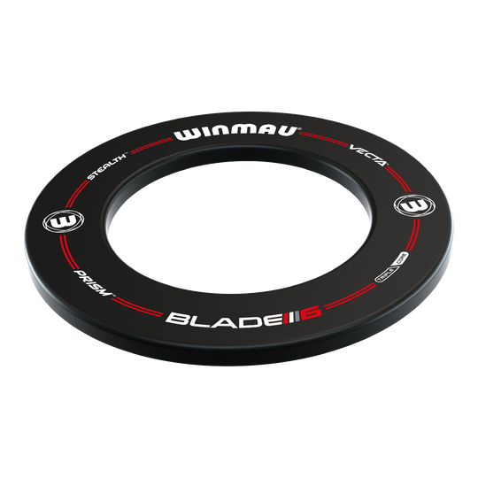 Das Bild zeigt das Produkt "Winmau Pro-Line Blade 6 Dartboard Surround". Es ist ein schwarzer Dartboard-Ring mit weiß-rotem Aufdruck und dient zum Schutz der Wand um das Dartboard.