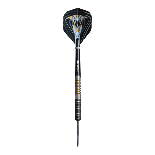 Das Bild zeigt einen Unicorn Maestro Jeffrey De Zwaan Phase 3 Steeldart. Der Dart ist schwarz mit silbernen und goldenen Akzenten und zeigt ein auffälliges Schlangendesign auf dem Flight.