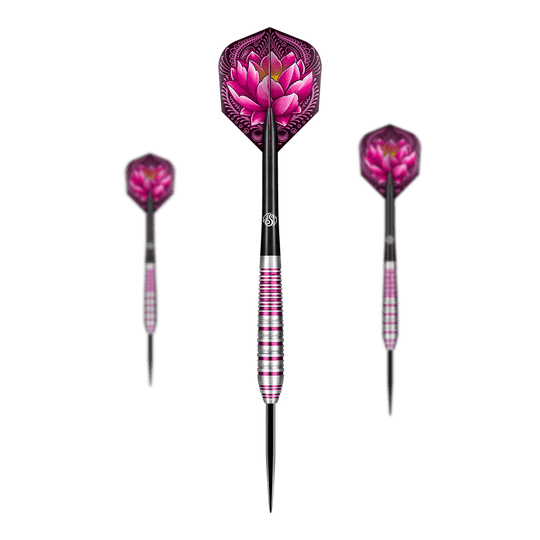 Dardos de acero Juji de Shot ZEN Das Bild zeigt drei Steeldarts mit auffälligen, pinken Flights, die mit einer Lotusblume verziert sind. Die Griffstücke der Darts sind silberfarben mit pinken Ringen gestaltet.