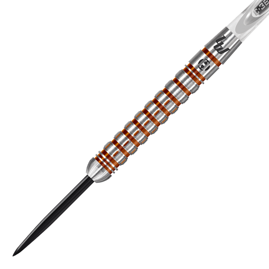 Dardos de acero Luke Woodhouse Serie 2 de Harrow Das Bild zeigt einen Harrows Luke Woodhouse Series 2 Steeldart. Der Dartpfeil hat ein silbernes Griffstück mit orangenen Rillen und eine schwarze Spitze.