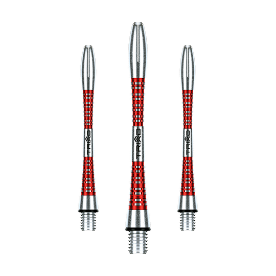 7013-202_Winmau_Triad_Aluminium_Shafts_Rot_46mm_1 Auf dem Bild sind drei rot-silberne Aluminium-Dartschäfte zu sehen. Sie stehen nebeneinander auf grünem Hintergrund.