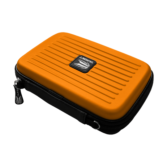 125856_Target_Takoma_XL_Dartwallet_Orange_2 Das Bild zeigt das Produkt „Target Takoma XL Dartwallet“ in Orange. Es ist eine robuste Aufbewahrungstasche mit Reißverschluss für Dartzubehör.