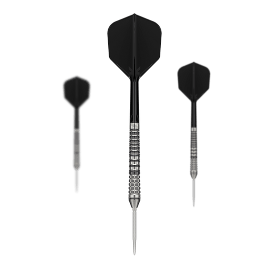 Dardos de acero Target Black Marque Renegade 4 Swiss Point Das Bild zeigt drei Steeldarts des Modells "Target Black Marque Renegade 4 Swiss Point". Die Darts haben schwarze Flights und silberne, gerillte Barrels.