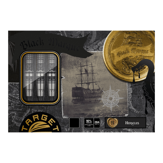 Dardos blandos Target Japan Black Marque Heracles - 18 g Das Bild zeigt die Verpackung der Target Japan Black Marque Heracles Softdarts - 18g. Auf der Verpackung sind drei Darts, ein altes Schiff, eine goldene Münze und maritime Motive abgebildet.