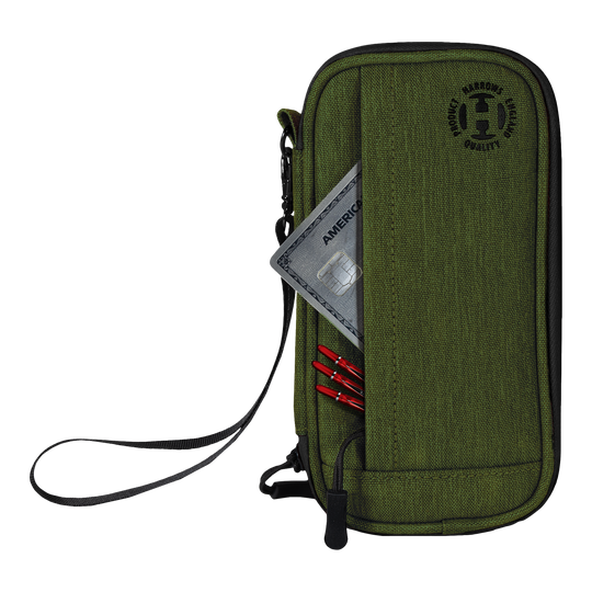 Cartera inteligente Harrows Dartcase Auf dem Bild ist ein grünes Dart-Etui mit einer Handschlaufe zu sehen. In einer Außentasche stecken eine Kreditkarte und mehrere rote Dartspitzen.