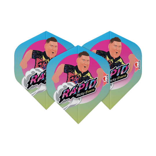 Bulls NL Player 100 Ricky Evans Dibujos animados No2 Vuelos estándar Das Bild zeigt drei Dart-Flights mit einem bunten Cartoon-Bild von Ricky Evans und dem Schriftzug "Rapid Ricky Evans". Die Flights haben einen blauen, pinken und gelben Farbverlauf und das Bulls-Logo an der Seite.