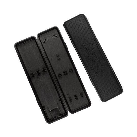 Plastikbox-HarrowsU5BBhGGksTLzs Das Bild zeigt eine geöffnete schwarze Plastikbox mit abnehmbarem Deckel. Auf dem Deckel steht der Schriftzug "Harrows Darts Technology".