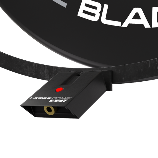 Juego de accesorios de plasma Winmau Das Bild zeigt das Winmau Plasma Zubehör Set, das an einem Dartboard befestigt ist. Sichtbar ist ein schwarzes Gerät mit der Aufschrift "Laser Oche Winmau" und einem roten Knopf.