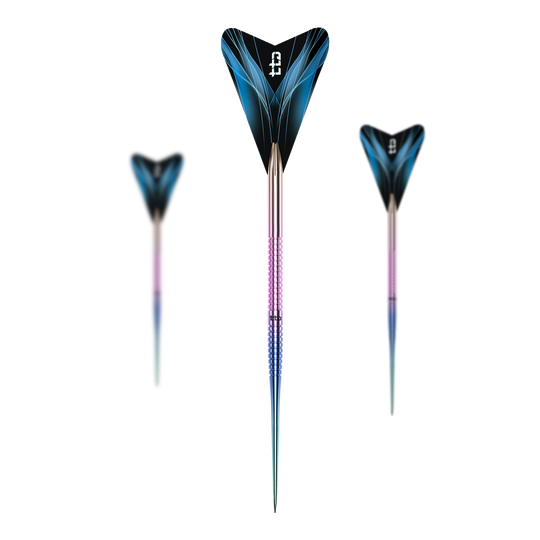 Caliburn TTD Complete Titanium T1 Rainbow Steeldarts - 5 g Dies ist ein Set des Caliburn TTD Complete Titanium T1 Rainbow Steeldarts - 5g. Mehrere Dartpfeile mit regenbogenfarbenem Design sind zu sehen.