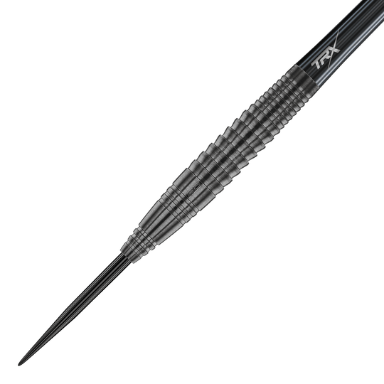 Das Bild zeigt einen Red Dragon Seren 4 Onyx Steeldart. Der Dart hat ein schwarzes, gerilltes Metallgehäuse und eine spitze Stahlspitze.