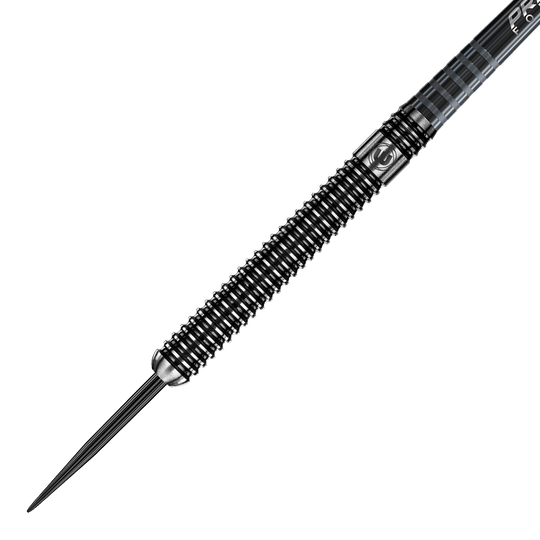 1083-24-Winmau-Blackout-Variante-1-Tungsten-Steeldarts-2 Auf dem Bild ist ein schwarzer Steeldartpfeil mit gerilltem Griff zu sehen. Die Dartspitze ist spitz und aus Metall gefertigt.