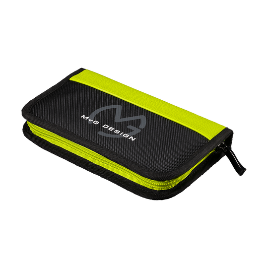 8330_Winmau_MvG_Sport_Edition_Wallet_1 Das Bild zeigt das Winmau MvG Sport Edition Wallet. Es ist eine schwarze Tasche mit leuchtend gelben Akzenten und einem Reißverschluss.