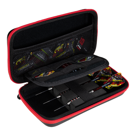 Estuche para dardos Winmau Florian Hempel Tour Edition Das Bild zeigt das Winmau Florian Hempel Tour Edition Dartcase, das geöffnet und mit Darts sowie Zubehör bestückt ist. Die Darttasche hat einen schwarzen Innenraum mit Netzfächern und wird von einem roten Reißverschluss umrandet.