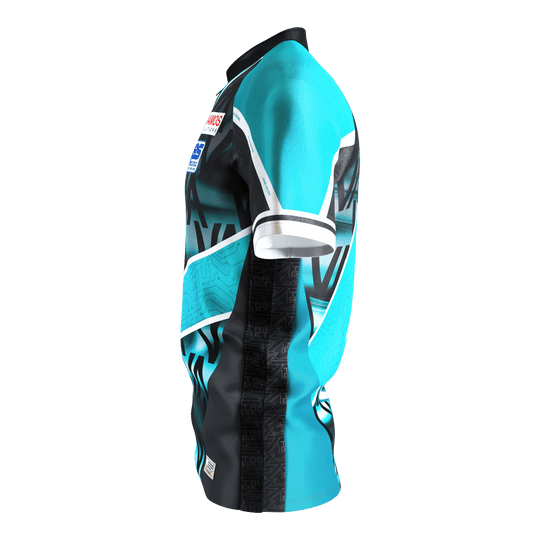 Camiseta de dardos Target Coolplay Rob Cross 2025 Das Bild zeigt das Target Coolplay Rob Cross 2025 Dartshirt. Das Shirt hat ein auffälliges Design in Türkis, Schwarz und Weiß.