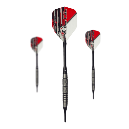 Dardos blandos McDart 85 Tungsten V9 - 17,5 g Das Bild zeigt drei McDart 85er Tungsten V9 Softdarts mit einem Gewicht von 17,5g. Die Darts haben silberne Barrels und rot-weiße Flights mit dem Aufdruck "McDart.de".