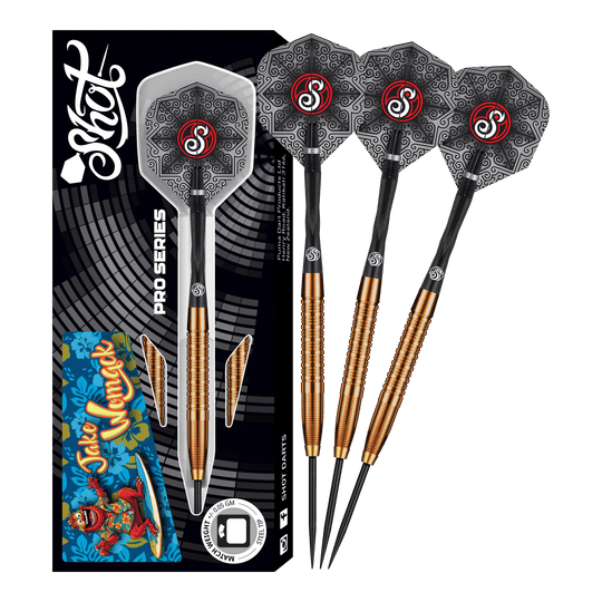 Dardos de acero Jake Womack de la serie Shot Pro, 23 g Das Bild zeigt das Produkt "Shot Pro Series Jake Womack Steeldarts - 23g". Drei Steeldarts mit schwarz-goldenem Griff und verzierten Flights sind neben der Verpackung zu sehen.