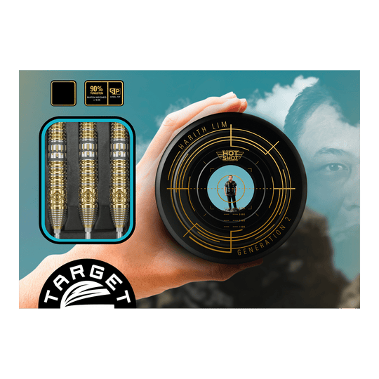 Dardos de acero Target Japan Hot Shot GEN2 - 23 g Das Bild zeigt das Produkt "Target Japan Hot Shot GEN2 Steeldarts - 23g" in einer ansprechenden Verpackung. Links sind die drei gold-silbernen Steeldarts zu sehen, rechts die runde Verpackungsbox mit Design und Zielscheibenmotiv.