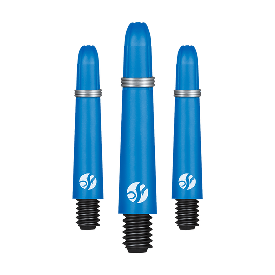 Flechas de carbono Shot Koi - Azul Auf dem Bild sind drei blaue Dartschäfte mit silbernem Ring und schwarzem Schraubgewinde zu sehen. Sie stehen nebeneinander und haben das gleiche Logo aufgedruckt.