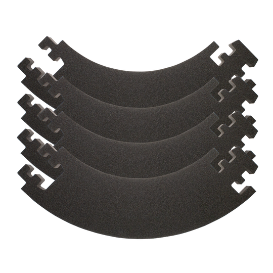 DBS2020_McDart_Catchring_Premium_Made_in_Germany_Edition_2020_5uvoCrRsvQKHp4 Das Bild zeigt fünf schwarze Schaumstoff-Segmente des Produkts "McDart Catchring Premium - Made in Germany Edition". Sie sind dazu gedacht, als Schutzring für eine Dartscheibe verwendet zu werden.