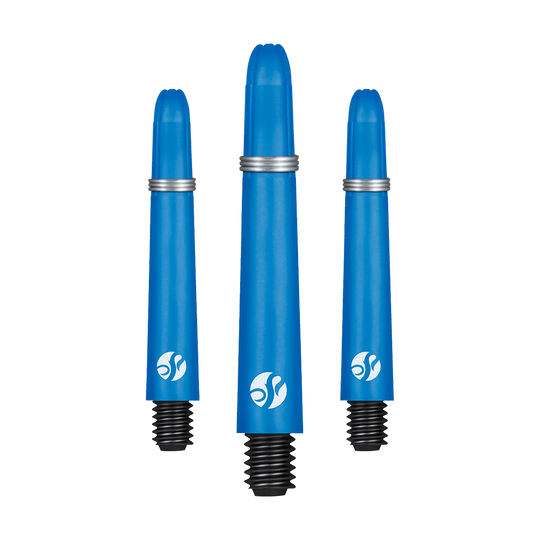 Flechas de carbono Shot Koi - Azul Auf dem Bild sind drei blaue Dartschäfte in unterschiedlicher Länge zu sehen. Sie bestehen aus Carbon und haben schwarze Gewinde sowie silberne Ringe.