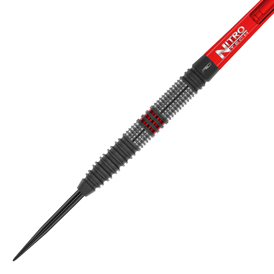 Dardos de acero Red Dragon Jonny Clayton Hiraeth Das Bild zeigt einen Steeldart namens "Red Dragon Jonny Clayton Hiraeth". Der Dart hat ein geriffeltes Griffstück mit schwarzen und roten Akzenten sowie einen roten Schaft mit der Aufschrift "Nitro Tech".