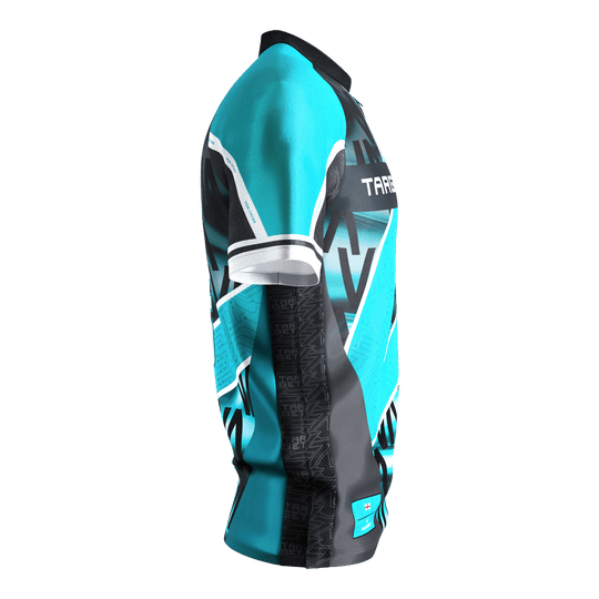 Camiseta de dardos Target Coolplay Rob Cross 2025 Das Bild zeigt das "Target Coolplay Rob Cross 2025 Dartshirt" aus seitlicher Perspektive. Das Shirt ist hauptsächlich türkis und schwarz mit auffälligen grafischen Mustern und weißen Akzenten gestaltet.